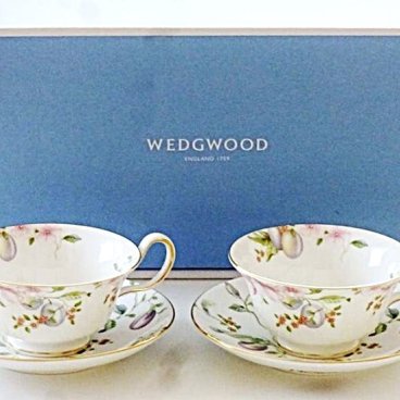 ウェッジウッドWEDGWOOD スウィートプラム　ティーカップ&ソーサー　ピオ二ー　ペア（ブランドボックス付き）