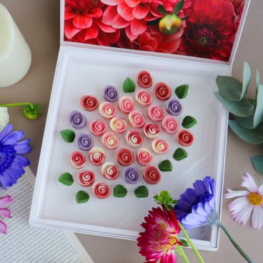 【開けて感動！バラのチョコレート】ブーケ ミニヨン・ダリア　人気 スイーツ インスタ映え おしゃれ 高級 花 秋 冬 敬老 クリスマス お正月 お菓子 食品 おすすめ ギフト