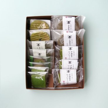 老舗茶舗の宇治抹茶焼き菓子6種13個詰合せ【敬老の日】／ 抹茶 バウムクーヘン マドレーヌ ヴァッフェル フィナンシェ ラングドシャ クッキー 抹茶スイーツ 焼き菓子詰め合わせ 洋菓子 和菓子 感謝 お見舞い 手土産 ご挨拶 誕生日 結婚祝い 結婚内祝い 出産祝い 出産内祝い 結婚記念日 記念品 還暦祝い 古希祝い 喜寿祝い 長寿祝い 御礼 内祝い 祖父 祖母 父 母 両親 孫 通販