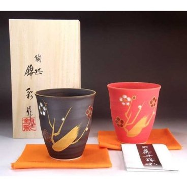 【有田焼 陶芸家 藤井錦彩作】 窯変金彩梅絵フリーカップペアセットＢ 文字入れ可能な木箱入り（御祝い・父の日・母の日・贈り物・記念品・長寿・メモリアル）