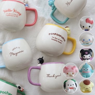 【名入れ】サンリオ マスコット付マグカップ 【名前入りコーヒーカップ】  誕生日 記念日 誕生祝い 名入れ 名前入り 結婚祝い　カップルへ などのプレゼントにオススメ！ 【メッセージカード無料】 