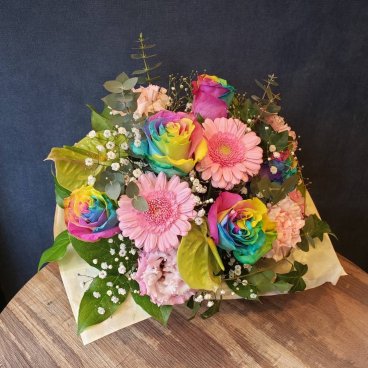 ☆レインボーローズのアレンジメント☆お花　花　生花　花束　フラワー　アレンジメント　ドライフラワー　プレゼント　ギフト　贈り物　お祝い　誕生日 母の日　父の日　結婚祝い　出産祝い　バレンタインデー　ホワイトデー　記念日　敬老の日　結婚記念日 彼氏　彼女　送別　退職　入学　卒業　開店祝い　周年祝い