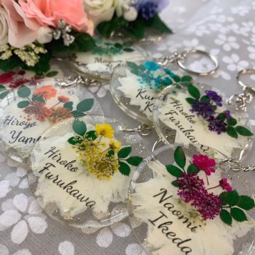 お花の色を選べる！ 【フラワーアクリルキーホルダー　デザインC】プレゼント　ノベルティ　席札　ネームタグキー