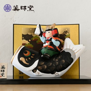 錦彩鯉のぼり大将 5775 五月人形 薬師窯 コンパクト 玄関 陶器 兜 兜飾り おしゃれ ５月人形 モダン こどもの日 飾り 置物 子供の日  端午の節句 初節句 男の子 さつき人形 可愛い カワイイ こいのぼり 鯉のぼり マンション 縁起 出産祝 誕生日 プレゼント