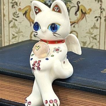 【おしゃれな招き猫】お座りエンジェルキャット：ホワイト【デコレーション】座り お座り 猫 ねこ cat キャット  デコレーション 置物 風水 まねきねこ ラインストーン キラキラ 商売繁盛 開店祝い 合格祈願 御祝 内祝 縁起物 誕生日 記念日 母の日 お祝い 贈り物 プレゼント ギフト 可愛い かわいい 左手