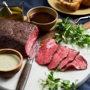 【お中元・夏ギフト】熟成牛 三宿ローストビーフ 300g 赤身肉 贅沢 ブロック肉 《自家製 2種ソース付き》 低温調理 高級 ホームパーティー 内祝 お取り寄せ 牛肉 誕生日 2-3人前