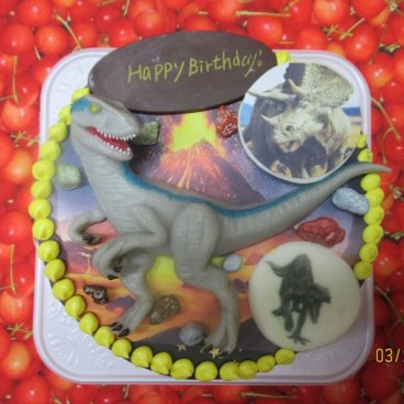 恐竜ケーキ【ヴェロキラプトル】5号サイズ(直径15cm) 恐竜ケーキ 立体ケーキ 写真ケーキ 似顔絵ケーキ 乗り物ケーキ 車ケーキ バースデーケーキ オリジナルケーキ オーダーメイド 超立体 記念日 クリスマス お誕生日 還暦 結婚記念日 お祝い 恐竜好き 写真入る