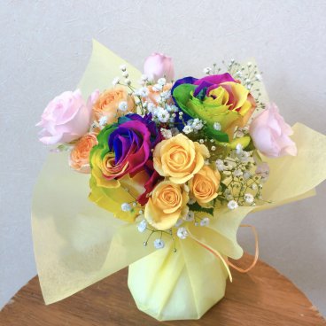100【レインボーローズの花瓶付きブーケ】スタンディングブーケ お花 花 生花 花束 ブーケ フラワーアレンジメント ミニブーケ お祝い 誕生日 結婚祝い 出産祝い ホワイトデー バレンタイン 父の日 母の日 敬老の日 記念日 結婚記念日 送別 退職 入学 卒業 開店祝い 周年祝い プレゼント ギフト 贈り物