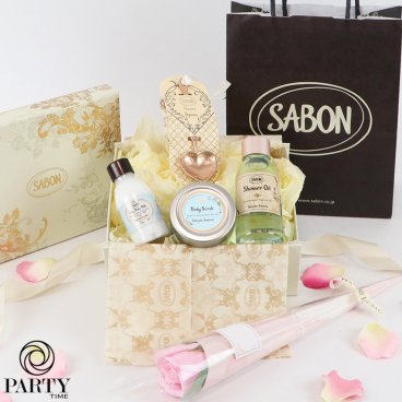 SABON(サボン) 【デリケート・ジャスミン ギフトセット C】 シャワーオイル + ボディスクラブ + シルキーボディミルク + ハートスプーン +ソープフラワーブーケ ギフト ボディケア コスメ 化粧品 デパコス ギフト プレゼント ブランド 高級 女性 人気 ラッピング ブーケ 母の日 ホワイトデー クリスマス 誕生日 彼女 感謝 【季節のソープフラワーブーケ】