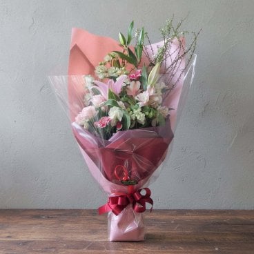 【お誕生日の花束】Happy Birthday Dear...【大切な方へ】ユリ 季節のお花 フラワー ブーケ 入学 卒業 上司 両親 母親 お祝い 発表会 母の日 父の日 送別会 就職祝 引越し祝い 新築祝い 結婚記念日 誕生日 出産祝い 退職祝い 女性 ギフト プレゼント 可愛い ピンク かわいい 華やか