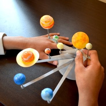 太陽系模型 8惑星公転模型 工作キット【天体塗装用アクリル塗料・絵筆付属】手作りキット 太陽系 惑星 太陽 水星 金星 地球 火星 木星 土星 天王星 海王星 宇宙 グッズ 雑貨 模型 理科 科学 小学生 低学年 中学年 高学年 おうち時間 プレゼント 贈り物 プレゼント