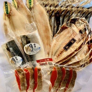 【天然】超辛口紅鮭と干物のファミリーセット【詰め合わせ】北海道 宮城 鹿児島 鮭 サケ お中元 お歳暮 お礼 お祝 お年賀 ギフト プレゼント 贈り物