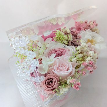 プリザーブドフラワー／グランドピアノシリーズ　透明なグランドピアノとピンクの薔薇たちのスイートメモリーズ【リボンラッピング付き 】【お祝い 演奏会 音楽 ピアノ フラワーギフト】 