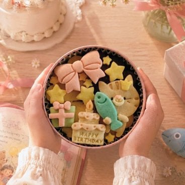 手のひらクッキー缶/「HappyBirthday」ねこ(クッキー クッキー缶 メッセージ 洋菓子 お菓子 スイーツ 焼き菓子 誕生日 記念日 お祝い バースデー プレゼント ギフト 贈り物 手土産 映え かわいい 可愛い おしゃれ ブーケ缶 動物 アニマル猫 バタークッキー 詰め合わせ 美味しい おやつ 友達 子供 女友達 女性 彼女 彼氏 妻 母 娘 孫 ラッピング) 