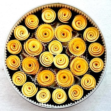 クッキー缶 ばらの花のクッキー【丸缶大】クッキー 母の日 父の日 敬老の日 お誕生日 ホワイトデー サブレ クッキー缶 クッキー詰め合わせ 焼き菓子 自然卵使用 こだわり素材使用 ギフト 贈り物 お中元夏 冬ギフト お歳暮 クリスマスプレゼント 手土産 御祝い お返し　