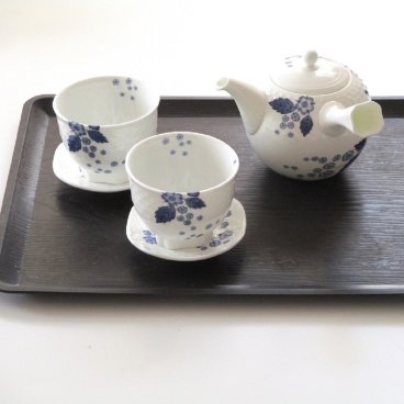 ウェッジウッドWEDGWOOD ストロベリーブルームインディゴ　ジャパニーズポット・湯呑みセット【御結婚御祝・内祝・新築御祝・還暦御祝・御礼・寿・ギフト包装可能】