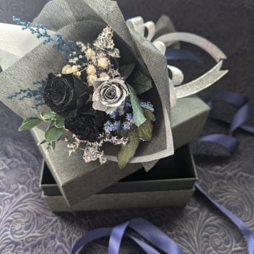 プリザーブドフラワー黒薔薇の魔法発動中シリーズ／ミニ黒薔薇とシルバーローズの魔法の花束BOX／黒執事からの贈り物