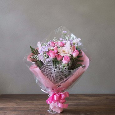 【可愛いづくし！】おとめチック【誕生日や結婚記念日に】バラ ガーベラ 季節のお花 ピンク フラワー ブーケ 上司 両親 母親 お祝い 発表会 入学 卒業 就職祝 引越し祝い 新築祝い 結婚記念日 誕生日 出産祝い 退職 女性 ギフト プレゼント かわいい 可愛い 上品