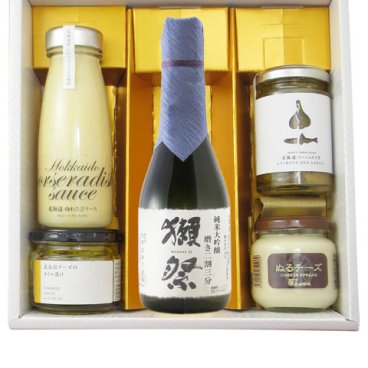 ★ 送料無料 ★  獺祭 ( だっさい )  純米大吟醸 磨き二割三分 300ml + ディップソース・チーズのおつまみ4点セット【 日本酒・おつまみセット 】【 5787 】【 ハロウィン 贈り物 ギフト プレゼント 誕生日 結婚のお祝い 】