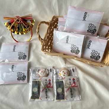 お年賀 プチギフト お菓子セット お正月 お菓子詰め合わせ お配りセット 新年 新春 友達 ノベルティ お菓子 小分け 個包装 プレゼント 縁起物 挨拶 ポチ袋 新年会 新年