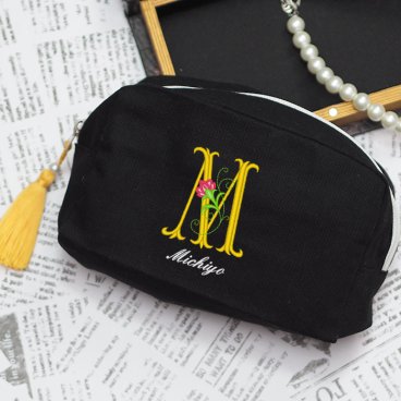 敬老の日 プレゼント ギフト 2026 名入れ ポーチ 刺繍 フラワーイニシャル イニシャル スクエア レディース 誕生日 お祝い 贈り物 小物入れ 化粧ポーチ かわいい メイクポーチ 大きい　黒 祖母 おばあちゃん 実用的 おしゃれ 趣味グッズ もらって嬉しい センスがいい 