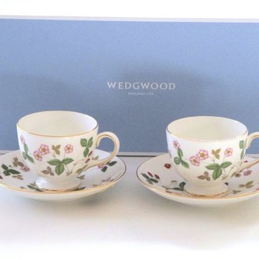 ウェッジウッドWEDGWOOD　ワイルドストロベリー　ティーカップ＆ソーサー　リー　ペア（ペアブランドボックス付き）【兼用カップ】【御結婚御祝・内祝・新築御祝・還暦御祝・御礼・寿・ギフト包装可能】