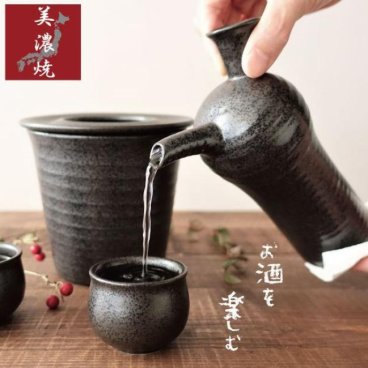 酒器 おしゃれ 冷酒 熱燗 徳利 ぐい呑み セット 蓋付き酒燗器 保温器 とっくり 温燗 おちょこ お猪口 日本酒 1.6合 日本製 美濃焼 ブラック 黒