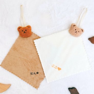 2枚セット マスコット付きタオル ハンドタオル  名入れ 刺繍 名前刺繍  ハンカチ ガーゼ オリジナル ベビー スタイ よだれかけ  出産祝い  出産 赤ちゃん ママリ  我が子   プレゼント ギフト オリジナルグッズ ベビーグッズ ベビー用品   女の子 文字デザイン 名前入れ 保育園 ハンカチ タオル 誕生日プレゼント 