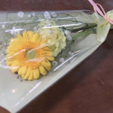 034 ちょっとしたプレゼントに♪【ミニブーケ／イエロー】お花 花 生花 花束 ブーケ フラワーアレンジメント ミニブーケ お祝い 誕生日 結婚祝い 出産祝い ホワイトデー バレンタイン 父の日 母の日 敬老の日 記念日 結婚記念日 送別 退職 入学 卒業 開店祝い 周年祝い プレゼント ギフト 贈り物