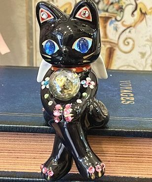 【おしゃれな招き猫】お座りエンジェルキャット：ブラック【デコレーション】座り お座り 猫 ねこ cat キャット  デコレーション 置物 風水 まねきねこ ラインストーン キラキラ 商売繁盛 開店祝い 合格祈願 御祝 内祝 縁起物 誕生日 記念日 母の日 お祝い 贈り物 プレゼント ギフト 可愛い かわいい 左手