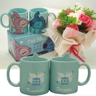【数量限定特販】名入れディズニー スティッチ＆エンジェル LOVEマグカップ立体、今なら高級花束(オレンジに変更有り)プレゼント、、送料無料(沖縄・離島除く)、結婚祝い、結婚記念、母の日、父の日、敬老の日ギフトに、名入れは迫力満点のサンドブラスト彫刻  金色着色【RCP】
