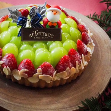 【冷蔵でお届け2025クリスマス】軽井沢農園パティスリーからいちごとシャインマスカットのクリスマスタルト（5号サイズ４‐6人分）　(※到着日にお召し上がりください)【無料メッセージカード、無料プレート付き】