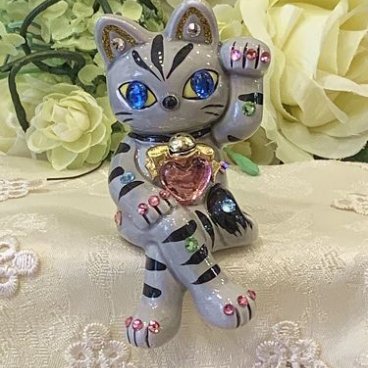 【おしゃれな招き猫】お座り招き猫：灰トラ【デコレーション】座り お座り 猫 ねこ cat キャット  デコレーション 置物 風水 まねきねこ ラインストーン キラキラ 商売繁盛 開店祝い 合格祈願 御祝 内祝 縁起物 誕生日 記念日 母の日 お祝い 贈り物 プレゼント ギフト 可愛い かわいい 左手　キラキラ