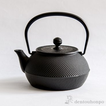 岩鋳 南部鉄器 鉄瓶 7型 特製アラレ紋 内面釜焼・外面黒焼付仕上げ IH対応 900ml ( 岩鋳 即日発送 南部鉄器 日本製 鉄分摂取 鉄瓶 IH対応 やかん 南部鉄器 結婚 出産 内祝い 引き出物 金婚式 誕生日プレゼント 還暦祝い 古希 喜寿 米寿 退職 定年 プレゼント ) 