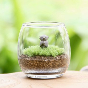 【苔のインテリア雑貨】おちょこけ 地蔵L（直径6cm／高さ6.5cm）【ラッピング可】父の日 パパ お父さん 祖父 感謝 お礼 緑 苔 テラリウム 植物素材 置物 おしゃれ 自然 誕生日 還暦 敬老の日 ミニチュア フィギュア ハンドメイド アート 手作り こだわり 可愛い 癒し リラックス