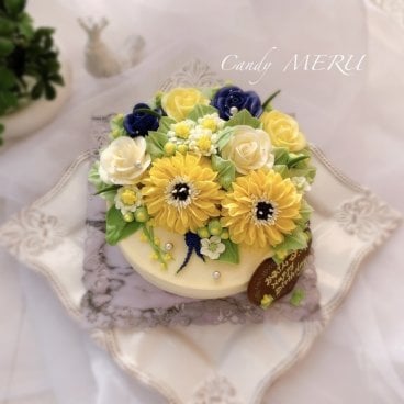 黄色いリアルフラワーのケーキ（バタークリームケーキ、チーズケーキ味）