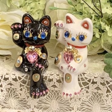 【おしゃれな招き猫】お座り招き猫：ブラック＆ホワイト 2体セット【デコレーション】座り お座り 猫 ねこ cat キャット 黒猫 デコレーション 置物 風水 まねきねこ ラインストーン キラキラ 商売繁盛 開店祝い 合格祈願 御祝 内祝 縁起物 誕生日 記念日 母の日 お祝い 贈り物 プレゼント ギフト 可愛い かわいい