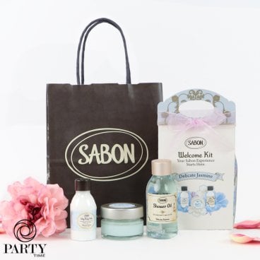 SABON(サボン) 【デリケート・ジャスミン ギフトセット A】 シャワーオイル + ボディスクラブ + シルキーボディミルク + ダリアコサージュ (ラッピング済)ギフト ボディケア コスメ 化粧品 デパコス ギフト プレゼント ブランド 高級 女性 人気 ラッピング ブーケ 母の日 ホワイトデー クリスマス 誕生日 彼女　感謝