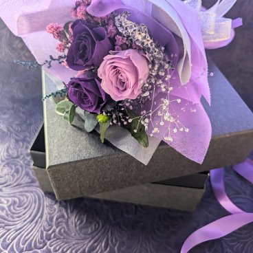 プリザーブドフラワー／魔法界からの魔法発動中シリーズ／紫のミニ薔薇と小花の花束BOX