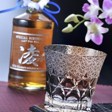 退職 異動 名入れ SXX 酒セット 切子 デコボトル ウイスキー キリンウイスキー 陸 500ml & オールドロックグラス トラピゾイド リボン・コサージュ付 ギフトBOX入り / プレゼント ギフト 退職 記念 誕生日 還暦 古希 喜寿 傘寿 米寿 緑寿 早寿 長寿 祝い 赤 紺 紫 選べるカラー 国産ウイスキー