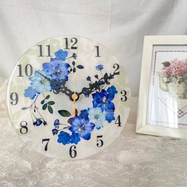 ◆人気のギフト 押し花 花時計 φ18cm 【ブリリアント・サファイア 掛時計 置時計】 押し花をレジンでコーティングしたハンドメイドの可愛い花時計！
