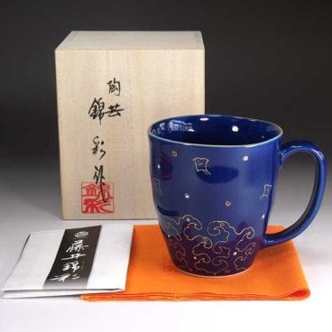 【有田焼 陶芸家 藤井錦彩作】瑠璃釉金彩千鳥絵マグカップ 文字入れ可能な木箱入り（御祝い・父の日・母の日・定年退職・ギフト・敬老の日）