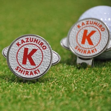 レザー メタル ゴルフマーカー 33mm イニシャル 名入れ 刻印 2色展開 マグネット入 オーバル ハットクリップ付 ギフト コンペ 景品