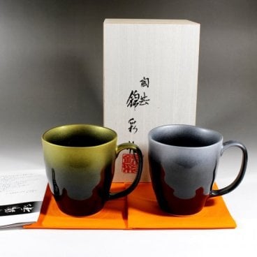 【有田焼 陶芸家 藤井錦彩作】 天目釉金彩プラチナ彩マグカップ・ペアセット 文字入れ可能な木箱入り（御祝い・父の日・母の日・贈り物・記念品・長寿・メモリアル）