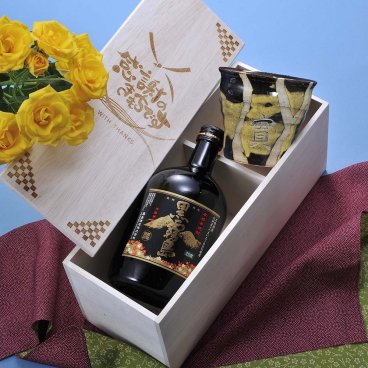 敬老の日 退職 名入れ SXX 酒セット 美濃焼 芋焼酎 黒霧島 720ml & 日本製 美濃焼 さざ波 焼酎カップ 木箱入り / プレゼント ギフト 退職 記念 誕生日 還暦 古希 喜寿 傘寿 早寿 長寿 祝い ロックカップ 桃 黄 青 緑 陶器