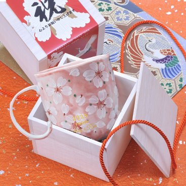 退職 異動 名入れ SXX 美濃焼 やよい花 マグカップ 単品 木箱入り / プレゼント ギフト 退職 記念 誕生日 還暦 古希 喜寿 傘寿 米寿 緑寿 早寿 長寿 祝い 桜 ピンク ブルー 選べるカラー