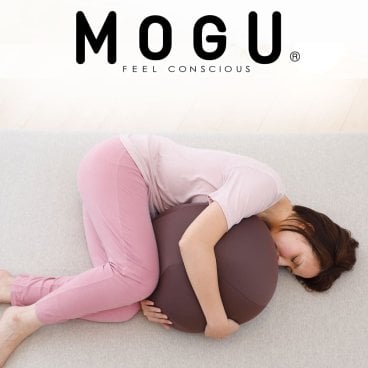 MOGU モグ 胎児姿勢になれる抱き枕 ｜ 抱きつくと自然と安らげる球体型の抱き枕 < 出産祝い ママ用 リラックスグッズ 育児グッズ 長く使える おしゃれ 抱き枕 ビーズクッション 丸 横向き 横向き寝 リラックス グッズ Cカーブ 日本製 ビーズ クッション 気持ちいい 可愛い かわいい 妊婦 妊娠 抱きまくら 陣痛対策 妊娠 子育て 赤ちゃん ママ お母さん 贈り物 プレゼント実用的 >