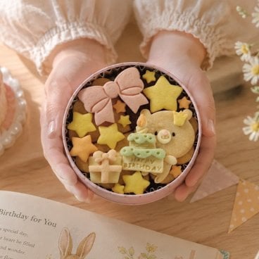 手のひらクッキー缶/「HappyBirthday」くま (クッキー クッキー缶 メッセージ 洋菓子 お菓子 スイーツ 焼き菓子 誕生日 記念日 お祝い バースデー プレゼント ギフト 贈り物 手土産 映え かわいい 可愛い おしゃれ 動物 アニマル ブーケ缶 バタークッキー 詰め合わせ 美味しい 缶入り おやつ 友達 子供 女友達 女性 彼女 彼氏 妻 母 娘 ラッピング) 