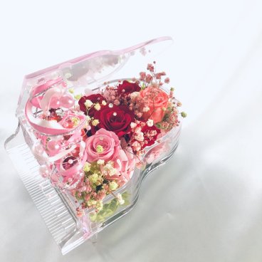 プリザーブドフラワー／グランドピアノシリーズ 赤い薔薇の情熱を讃えて、透明のピアノが奏でる美しい旋律【リボンラッピング付き】【お祝い 演奏会 音楽 ピアノ フラワーギフト】