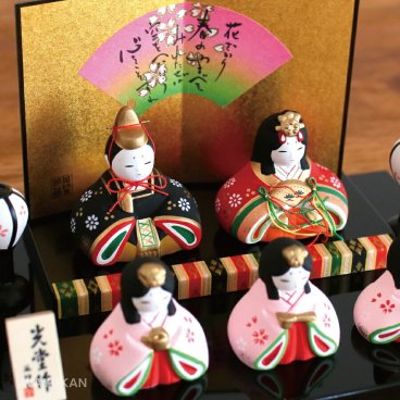 薬師窯 錦彩華みやび雛(平飾り) 2450 雛人形 コンパクト モダン ひな人形 おしゃれ 雛祭り かわいい 玄関 マンション 縁起  出産祝 誕生日 プレゼント  伝統工芸・陶器の和遊感
